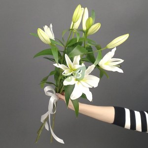 buket-belykh-lilij-3-vetki-12